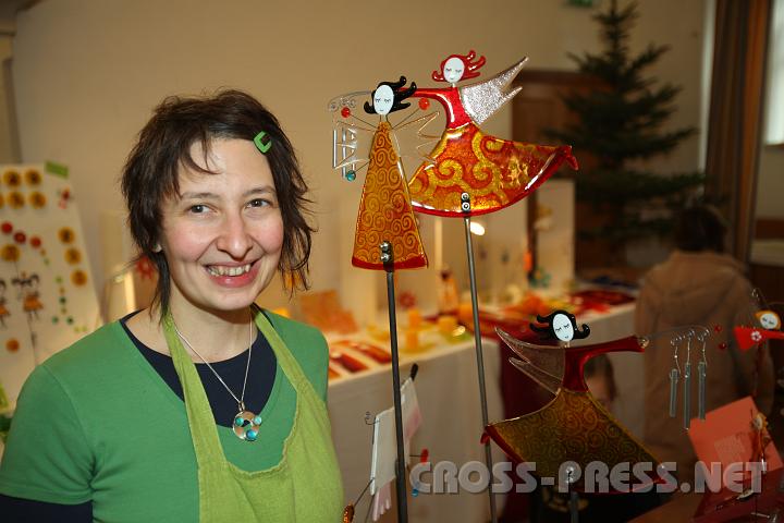 2009.12.13_12.11.17.jpg - Eva Lobmayr darf mit ihren bunten, originellen Engel-Kreationen aus dem eigenen Glasatelier bei so einer Gelegenheit nat�rlich nicht fehlen.