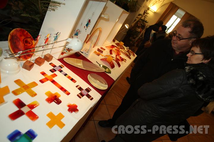 2009.12.13_12.13.53.jpg - ...auch Glas-Kreuze kann man bei Eva erwerben.