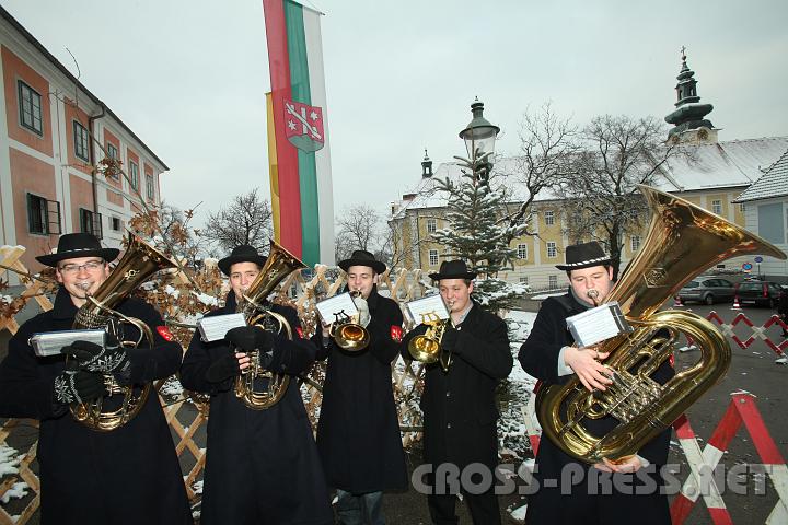 2009.12.13_11.20.05.jpg - Abgesehen von Wetter trugen zu richtigen Adventsstimmung die Bl�ser der Seitenstettner Kapelle, die gleich am Eingang des Meierhofs die Besucher Begr��ten.
