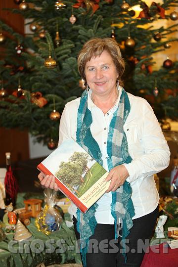 2009.12.13_17.52.21.jpg - Im "Mostviertler Lexikon" von Josef Tatzberger aus Ferschnitz gibt es auch regionale Ausdr�cke f�r adventliche und weihnachtliche Begriffe.   Das Buch pr�sentierte seine Gattin.