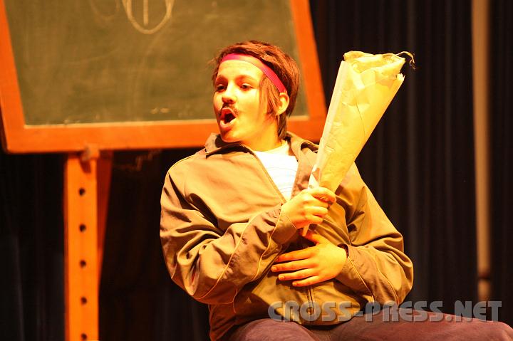 2010.04.16_18.59.40.jpg - Katrin Ramml alias Prof. Helmut Schmutzer mit einem Riesenjoint !  :)