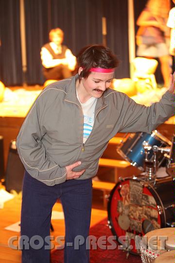 2010.04.16_19.01.07.jpg - Das Tanzen war zu viel f�r den gesundheitlich nicht mehr ganz so fitten Herrn Prof. Deshalb eilt er zur Fleischerei Ellegast um ein Leberk�ssemmerl.