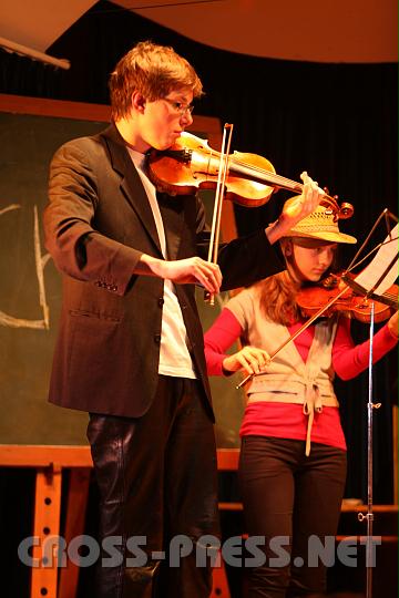 2010.04.16_18.05.57.jpg - Das Schulorchester unter der Leitung von Mag. Helmut Schaumberger "heizte" vor der Theaterauff�hrung das Publikum an.