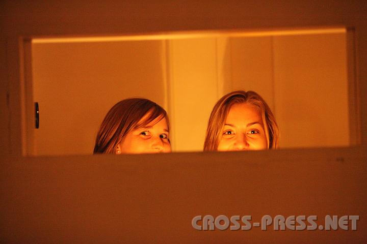 2010.04.16_18.17.38.jpg - Verschmitzte Blicke aus dem Regieraum: Johanna Kattner und Magdalena Karner. :)