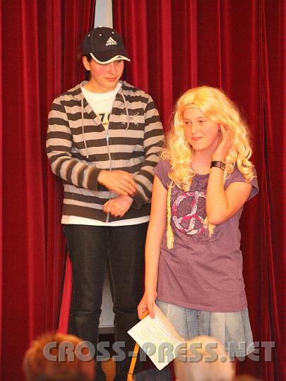 2010.04.16_18.20.47.jpg - Doris Strateanu und Elke Haiden er�ffneten "Every now and then".