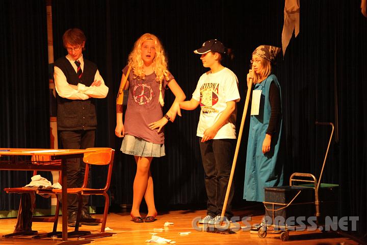 2010.04.16_18.26.50.jpg - Jakob Schl�gl, Elke Haiden, Doris Strateanu und Simone Kiesenhofer als ver�rgete Putzfrau Mrs. Mob.