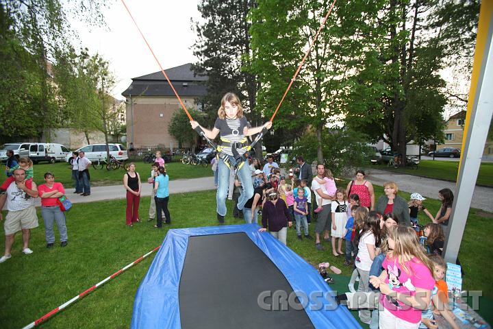 2010.04.30_18.40.16.jpg - Sehr beliebt war das "Bungee-Trampolin", auf dem bis zu 7m hohe Spr�nge und Saltos probiert werden konnten.