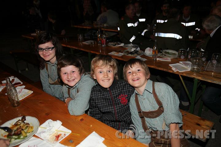 2010.04.30_19.51.13.jpg - Das Maibaumsetzen war ein Volksfest f�r Jung und Alt.