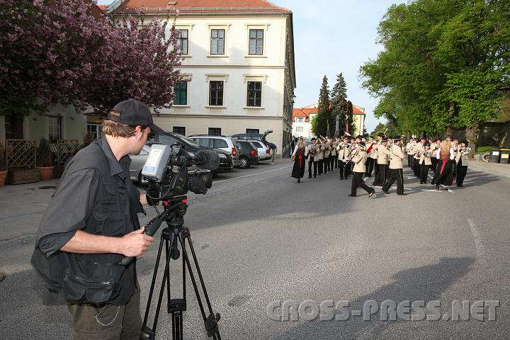 2010.04.30_17.00.41.jpg - Der Kameramann des Bayerischen Fernsehens, Paul Hien, bei den Dreharbeiten f�r die Sendereihe "Schlemmerreise".