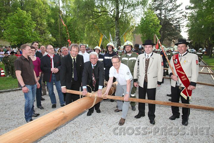 2010.04.30_17.10.50_01.jpg - Beim Maibaumaufstellen packten auch die VIPs mit an.   V.l.n.r.: GR Mario Diesenreiter, GR Angela Zemanek, GfGR Johann Spreitzer, Vizebgm.Dir.OSR Otto Sagmeister, B�rgermeister Franz Deinhofer, GfGR Alois Schlager, Kapellmeister Gerald Loibl, Feuerwehrobmann und Stabf�hrer Karl Deisl, sowie Engelbert Stixenberger und Thomas Etzlstorfer von der FF Seitenstetten.