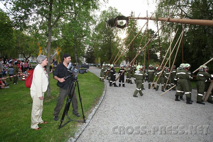 2010.04.30_17.30.29.jpg - Hermine Buchegger von der N�-Werbung mit Paul Hien, Kameramann des Bayerischen Fernsehens, bei den Dreharbeiten zur Serie "Schlemmerreise".