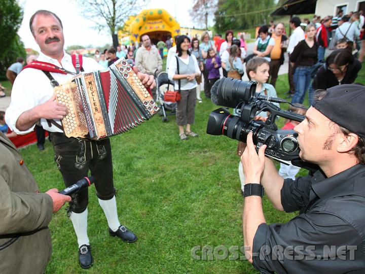 2010.04.30_18.46.30.jpg - Als ob f�r die Bayern so etwas ganz exotisch w�re: Harmonikaspieler Leopold Edermayr, Leiter der "Trefflingtaler Schuhplattler". gefilmt von Kameramann Paul Hien.