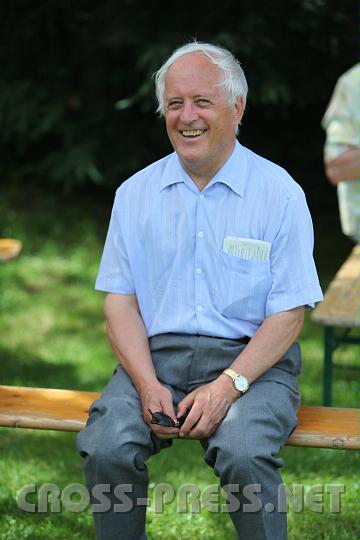 2010.06.11_14.01.21.jpg - Der Neuseitenstettner Propst Raimund Breiteneder in "Zivil" gar nicht zu erkennen.   ;)