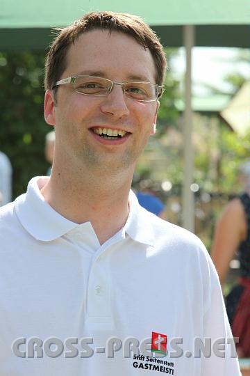 2010.06.11_16.12.24.jpg - Fr.Andreas ist nicht nur Gastmeister im Kloster, sondern auch freundlicher Gastgeber im Hofgarten.