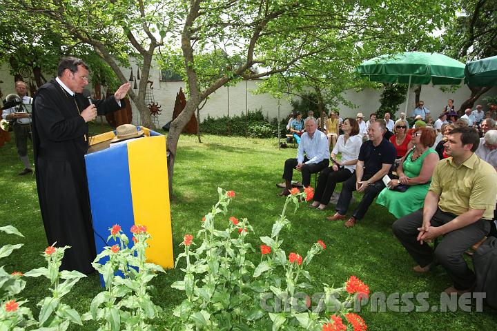 2010.06.11_13.20.33.jpg - Abt Berthold Heigl er�ffnet die "Gartentage Seitensteten" im Hofgarten des Stiftes.   Auf der "VIP-Bank" (v.l.n.r.): Dr.Hubert Schultes (GenDir. N�-Vers.), BezHauptfrau Mag.Martina Gerersdorfer, NR G�nter K�ssl mit Gattin, LAbg. Ing. Andreas Pum.