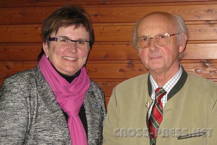 2010.09.26_19.20.04.jpg - LAbg. Michaela Hinterholzer sprach als Obfrau der "Leader-Region Moststra�e" einf�hrende Worte zum Vortrag von Prof.Dr. Heimo Cerny.