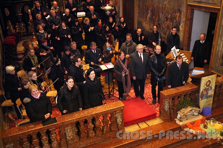 2010.12.19_17.28.35.jpg - Berauscht von den himmlischen Kl�ngen und begeistert von der tadellosen Auff�hrung belohnten die Zuh�rer in der vollbesetzten Stiftskirche die Musiker mit lang anhaltendem Applaus.