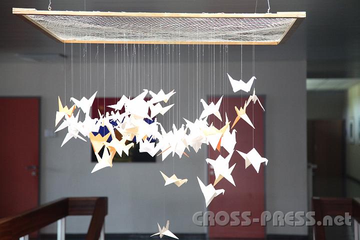 2012.06.21_09.46.22.jpg - Der Geist des Friedens ist überall in der Hauptschule spürbar ... auch in Form der viele fliegenden Friedenskraniche.