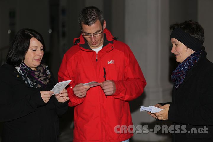2012.10.25_19.43.15_02.jpg - Beim Stiftsportal gab's Infoblätter über die 9 Stationen der "Nacht der 900 Lichter".