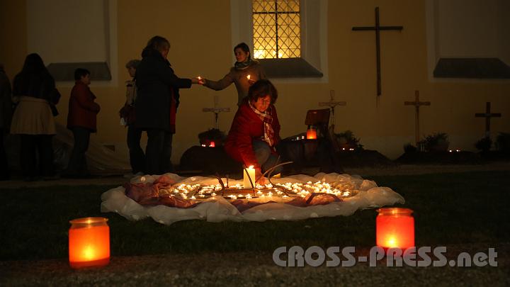 2012.10.25_20.02.39.jpg - "...und das ewige Licht leuchte ihnen!"  Vor den Gräbern der Patres konnten Lichter entzündet werden.