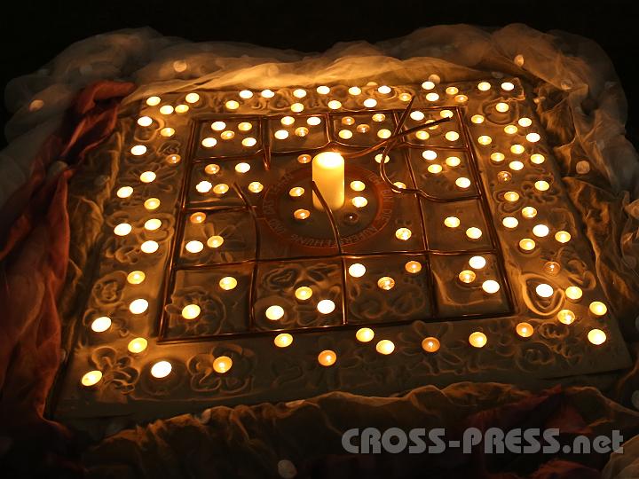 2012.10.25_20.02.50.jpg - "Ich bin die Auferstehung und das Leben!", heißt es in der Mitte dieser Installation.