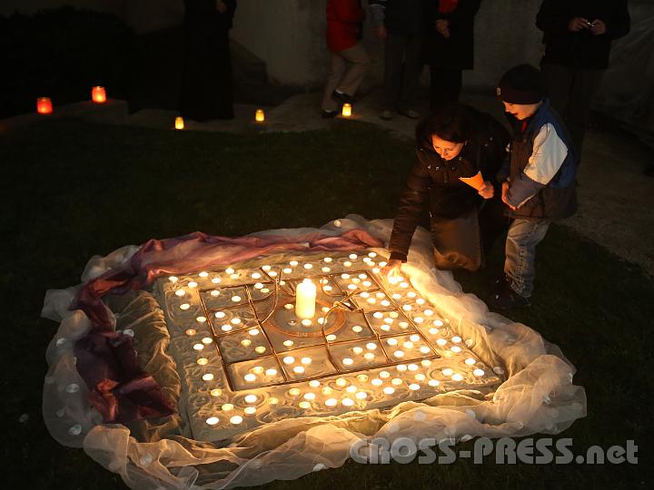 2012.10.25_20.04.42.jpg - In Sand gezeichnete Muster rund um die Teelichter waren besonders schön anzusehen.