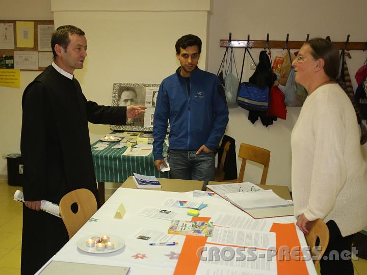 2012.10.25_20.22.49.jpg - "Mutige Menschen ins Licht gerückt"  hieß es in einem der Klassenzimmer: hinten am Tisch ein Bild von Franz Jägerstetter.