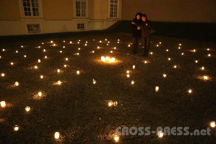 2012.10.25_20.26.03.jpg - Licht als Wegweiser...