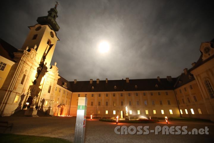 2012.10.25_20.29.51.jpg - Der Stiftshof liegt schon ganz einsam da: die Lichtmeditation in der Kirche beginnt gerade.