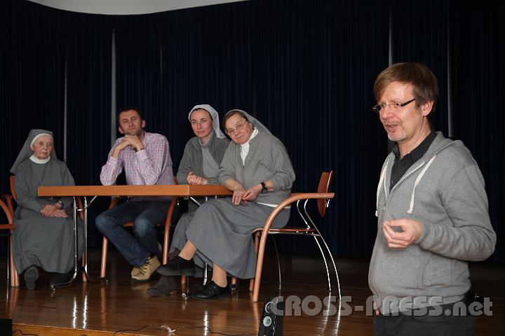 2013.12.13_18.20.39.jpg - Schwester Ernestine, Regisseur Helmut Manninger (Gloriafilm), Schwester Michaela (Provinzrätin) und Schwester Oberin Teresia mit Produzent Michael Cencig (Metafilm).