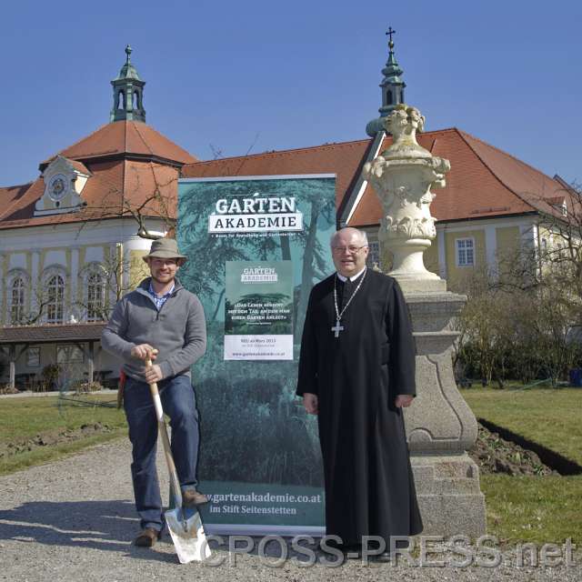 2015.03.19_11.19.33.01.JPG - Stefan Kastenhofer, der Leiter der Gartenakademie, mit Abt Petrus Pilsinger im Hofgarten des Stiftes.