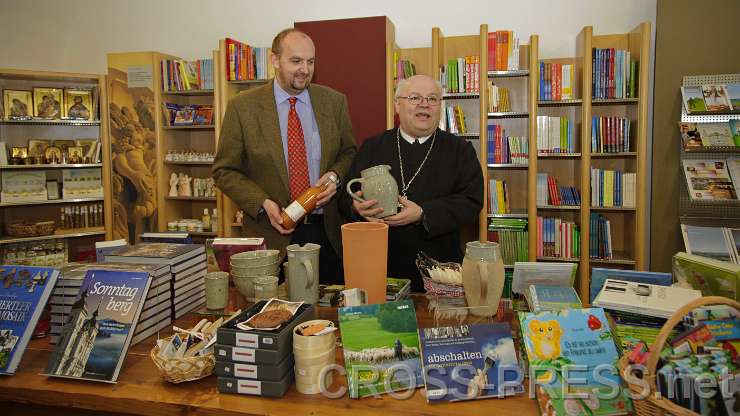 2015.03.19_11.27.57.01.JPG - Abt Petrus Pilsinger und Mag. Albert Bucar im Klosterladen mit der neuen Seitenstettner Keramik.