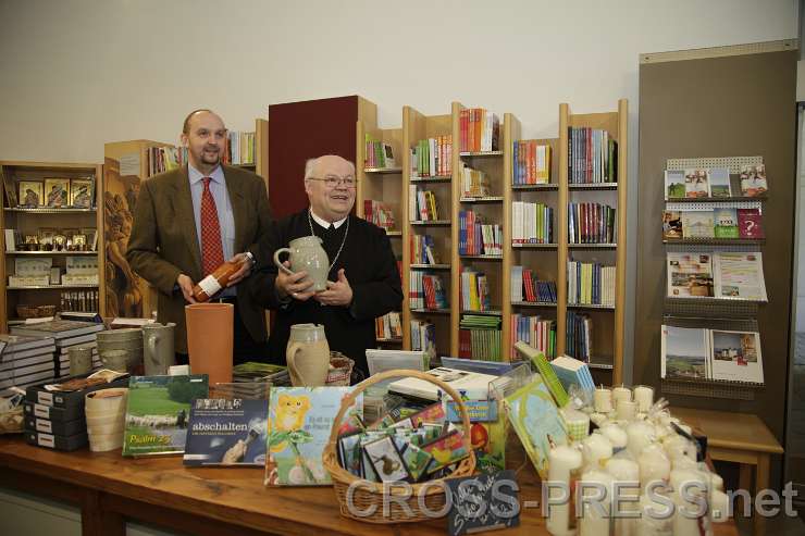 2015.03.19_11.28.18.JPG - Abt Petrus Pilsinger und Mag. Albert Bucar im Klosterladen.