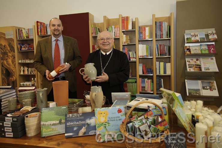 2015.03.19_11.28.29.01.JPG - Der neu gestaltete Klosterladen ist jetzt übersichtlicher: Abt Petrus Pilsinger und Mag. Albert Bucar während der Führung.