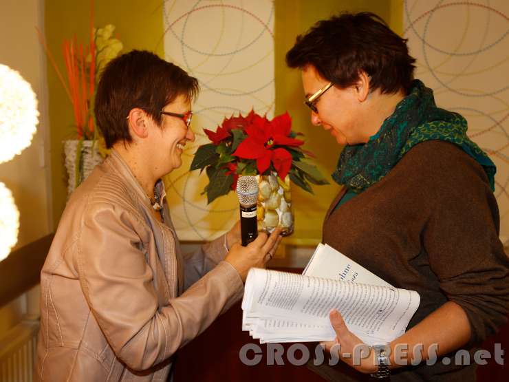 2015.12.15_21.15.28.JPG - Gastgeberin Mag. Lucia Deinhofer bedankt sich bei Dr. Michaela Fried für ihren Vortrag.