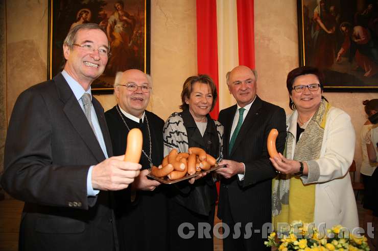 2016.04.01_10.29.59.JPG - Dr. Christoph Leitl (Wirtschaftskammer-Präsident),  Abt Petrus Pilsinger, BR KommR Sonja Zwazl (Präsidentin der Wirtschaftskammer Niederösterreich), Landeshauptmann Dr. Erwin Pröll und LAbg. Michaela Hinterholzer (Obfrau des Tourismusverbandes Moststrasse) präsentieren das Markenzeichen der Ausstellung, die Knackwurst.