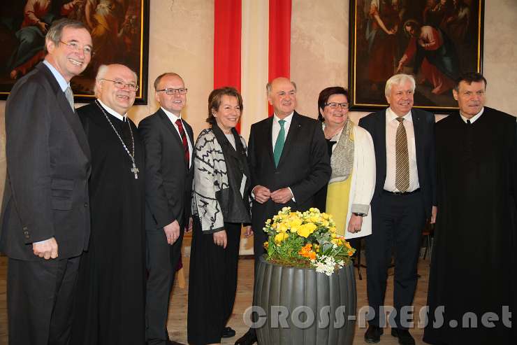 2016.04.01_10.31.35.JPG - Dr. Christoph Leitl (Wirtschaftskammer-Präsident),  Abt Petrus Pilsinger, Bürgermeister Johann Spreitzer von Seitenstetten, BR KommR Sonja Zwazl (Präsidentin der Wirtschaftskammer Niederösterreich), Landeshauptmann Dr. Erwin Pröll, LAbg. Michaela Hinterholzer (Obfrau des Tourismusverbandes Moststrasse), Mag. Johann Heuras (Landesschulratspräsident) und Altabt Berthold Heigl.