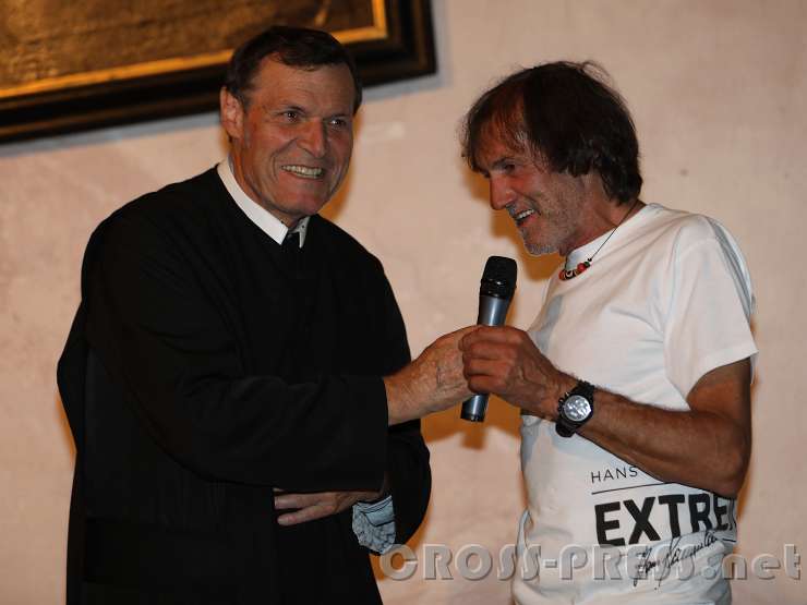 2016.09.29_21.49.50.JPG - Hans Kammerlander im Gespräch mit Altabt Berthold Heigl.