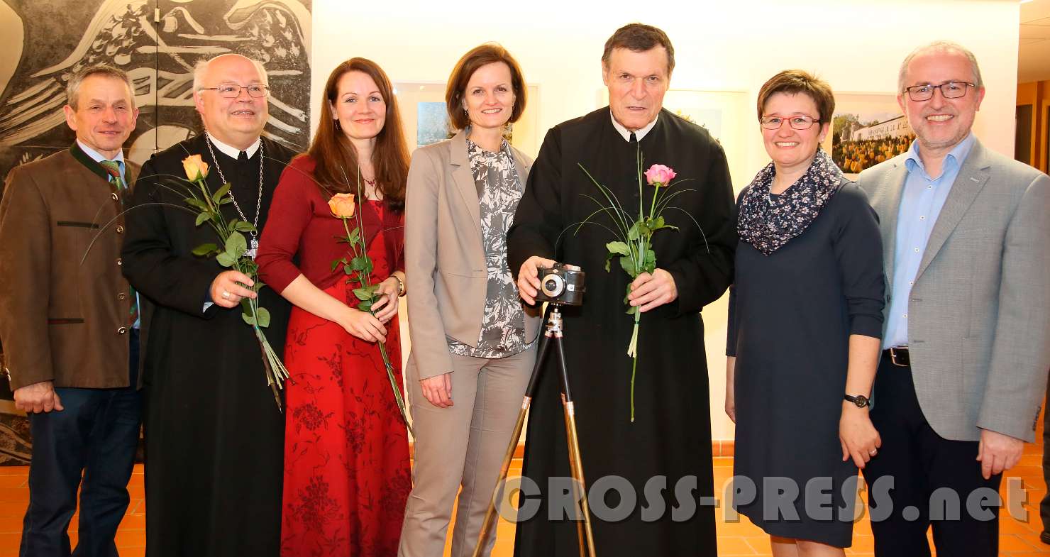 2017.05.04_21.13.18_c.jpg - Vizebürgermeister Franz Tramberger (Seitenstetten), Abt Petrus Pilsinger, Dr. Verena Bader (Harfe), Bezirkshauptfrau Mag. Martina Gerersdorfer, Altabt Berthold Heigl, sowie Mag. Lucia und Mag. Johannes Deinhofer, die Leiter des Bildungshauses.