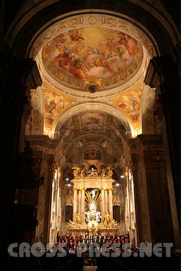 2010.10.09_20.12.18.jpg - Keine Kirche im Mostviertel bietet so gute Akustik f�r geistliche Werke wie die Basilika Sonntagberg.