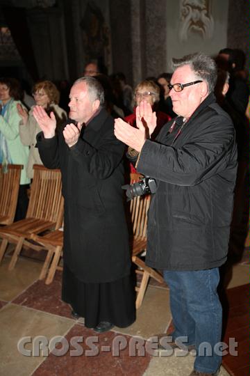 2011.04.10_19.10.28.jpg - Standing Ovations auch von P.Franz und Dr.Peter Bubenik.