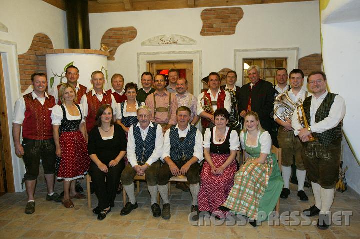 2008.05.24_22.09.25_01.JPG - Gastgeber Fam. Binder, Organisator Rudolf Krieger und der B�rgermeister von St.Peter/St.Johann LAbg. Johann Heuras mit Volksmusikk�nstlern vorm "St�berl" im Mostheurigen "Zur Steinernen Birne".