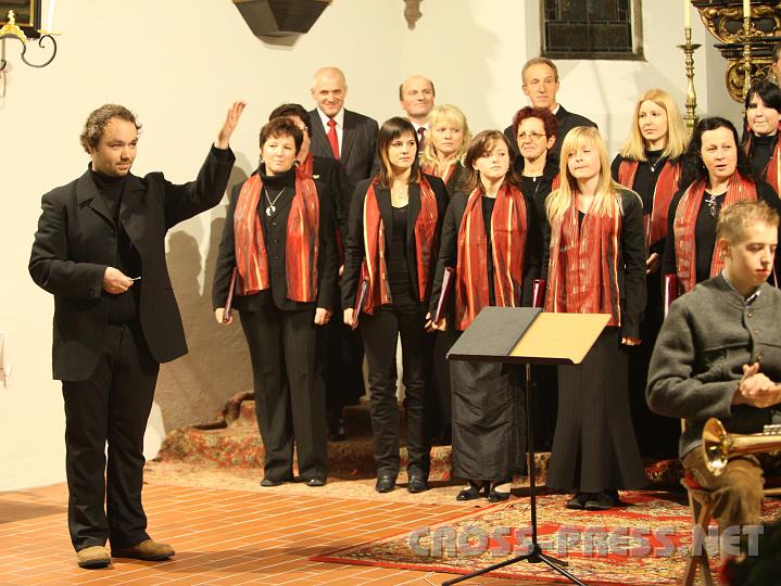 2009.12.12_20.59.26.jpg - Der Chor der Pfarre St.Michael unter der Leitung von Christian Schmidbauer nach ihrem "Konzert zur Entspannung und Besinnung" in der Pfarrkirche.