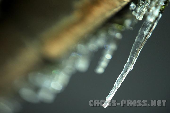 2009.12.12_21.18.15.jpg - Die ersten Eiszapfen dieses Winters h�ngen vom Kirchendach ...