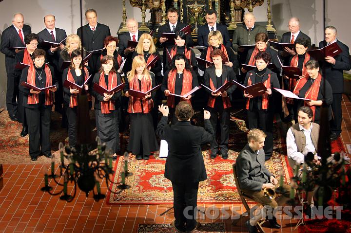 2009.12.12_20.17.52.jpg - Sehr pr�zise leitete Christian Schmidbauer seinen Chor beim "Konzert zur Entspannung und Besinnung" in der Pfarrkirche.