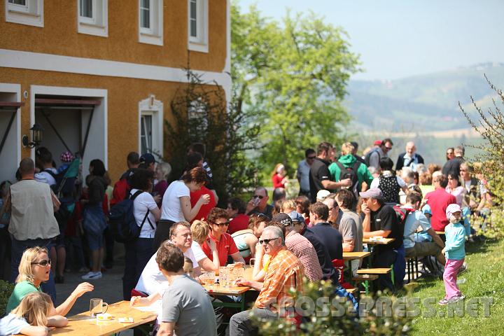 2010.04.25_11.28.50.jpg - Viele durstige Wanderer bei der ersten Raststation.