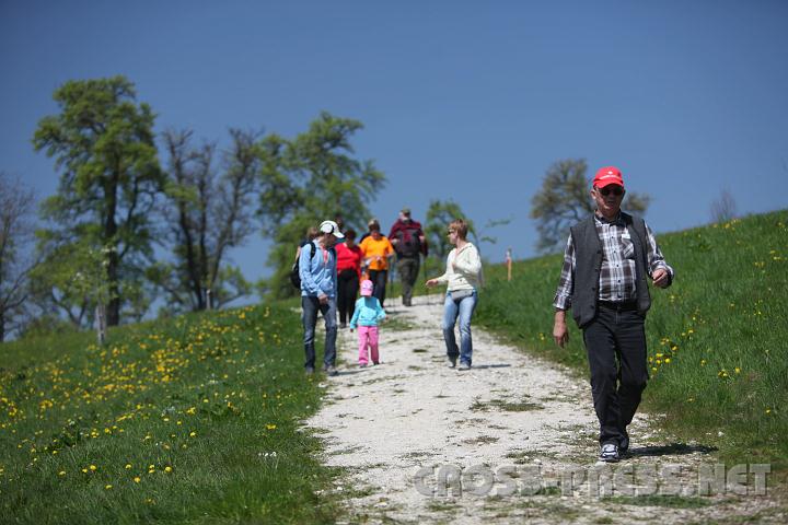 2010.04.25_11.31.38_02.jpg - Der Herr Pfarrer �berholt alle...
