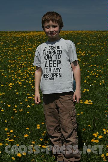 2010.04.25_12.23.35.jpg - Hoffentlich kann deine Lehrerin den Aufdruck auf deinem Leiberl nicht entziffern...