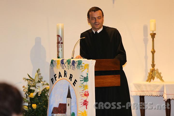 2012.10.06_19.36.24.jpg - P.Laurentius Resch, Pfarrer in St.Michael/Bruckbach, begrüßt die Konzertbesucher.