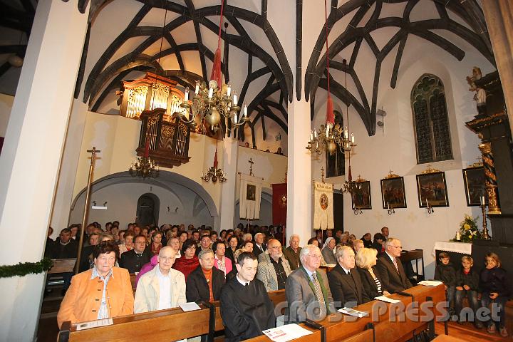 2012.10.06_19.44.42.jpg - Zum Jubiläumskonzert führte der Kirchenchor sakrale Musik auf.  V.l.n.r.: Pfarrer P.Laurentius Resch, Bgm. Gerhard Wieser, Dechant Johann Zarl, Ortsvorsteher Heinz Berndl mit Begleitung.